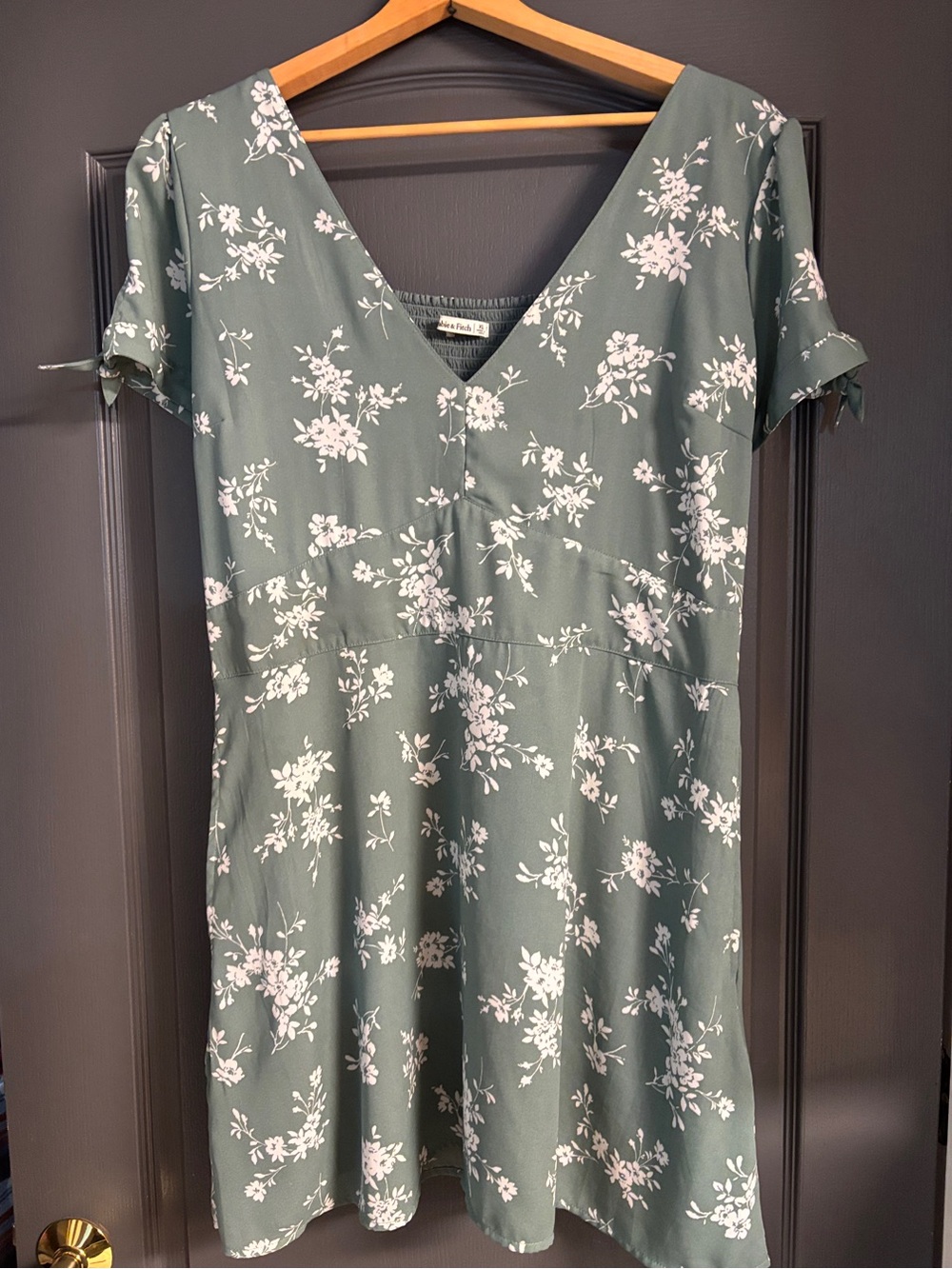 Abercrombie and Fitch size XL Green Floral V-Neck Short Sleeve mini Dress pocket